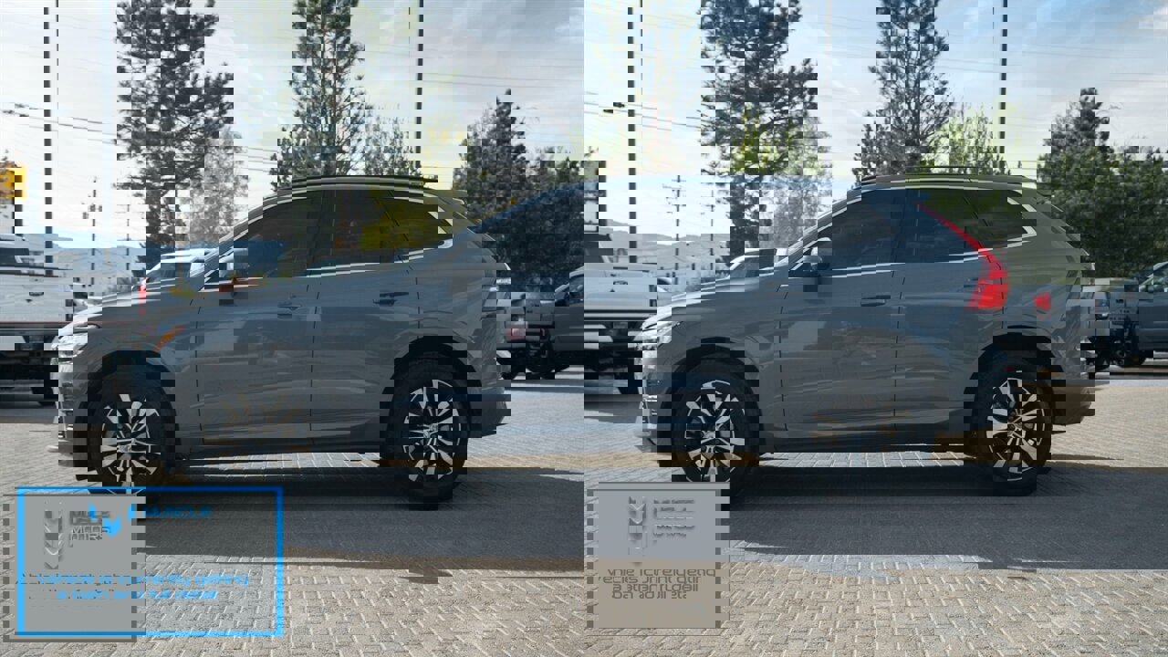 Used 2023 Volvo XC60 B5 Core image 3