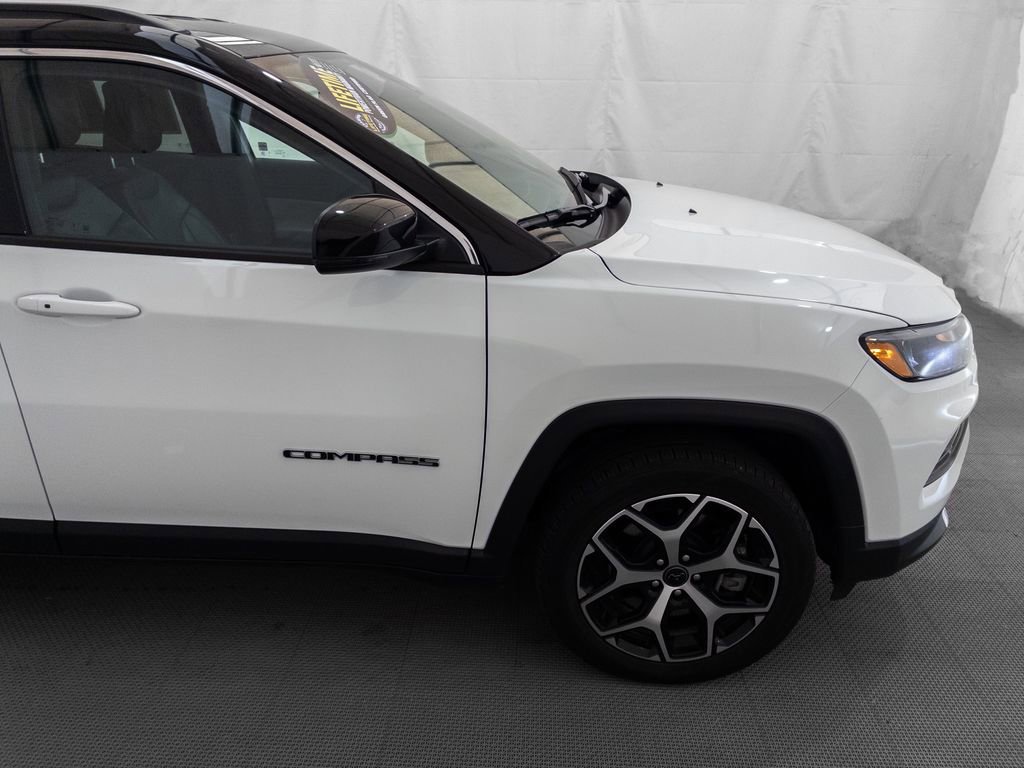 Used 2025 Jeep Compass Limited image 9