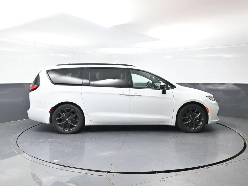 Used 2025 Chrysler Pacifica Limited FWD image 4