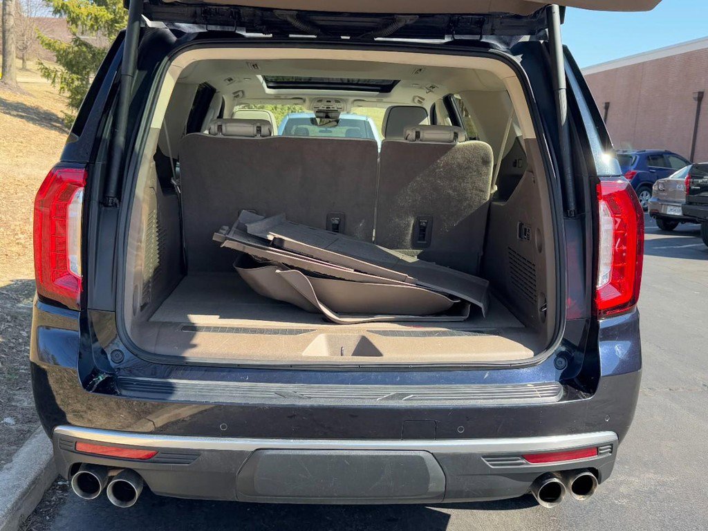 Used 2024 GMC Yukon XL Denali w/ Advanced Technology Package image 9