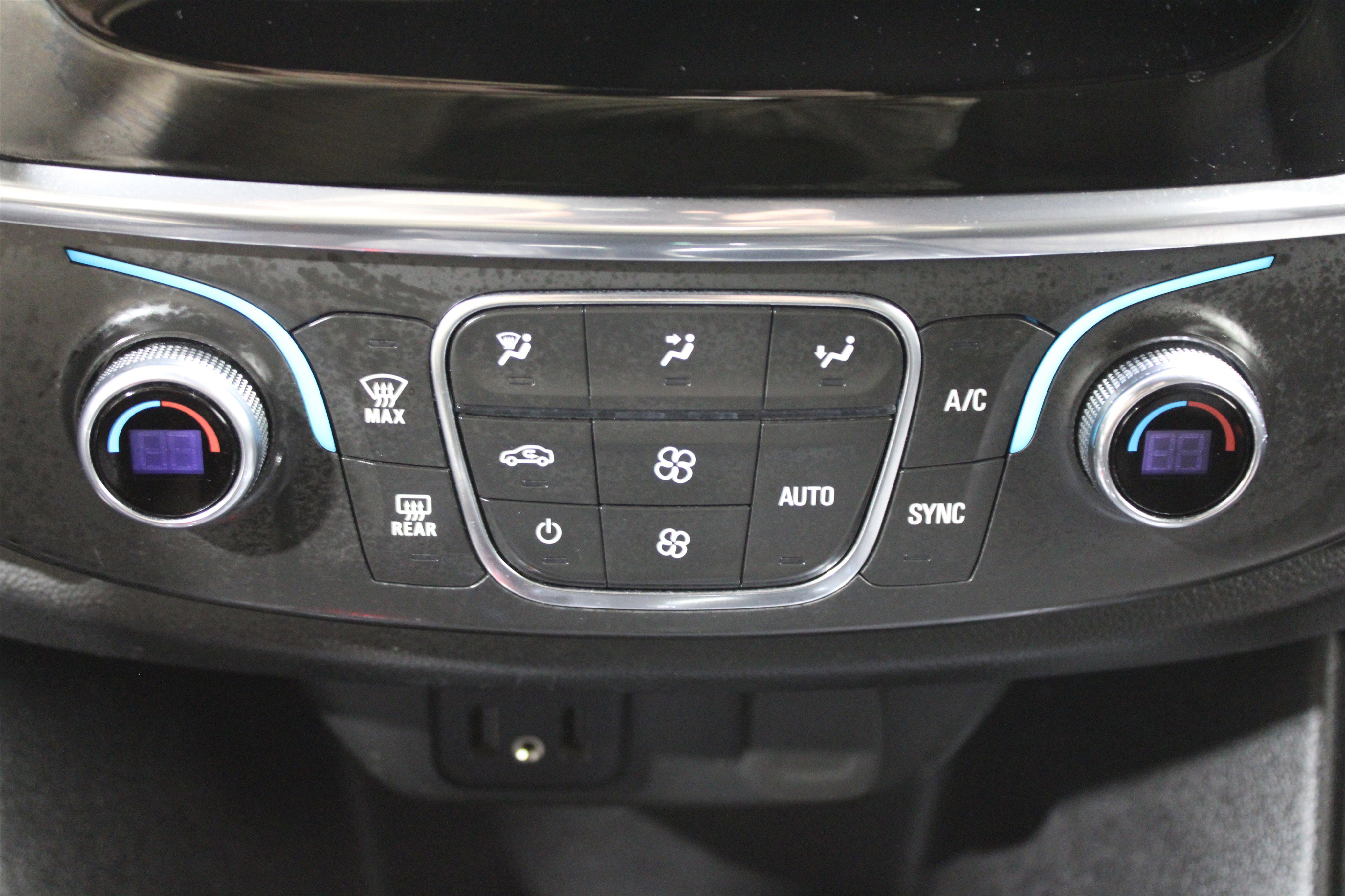 Used 2023 Chevrolet Traverse LT image 21