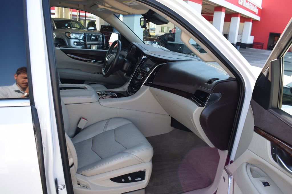 Used 2016 Cadillac Escalade Luxury AWD/4WD image 14