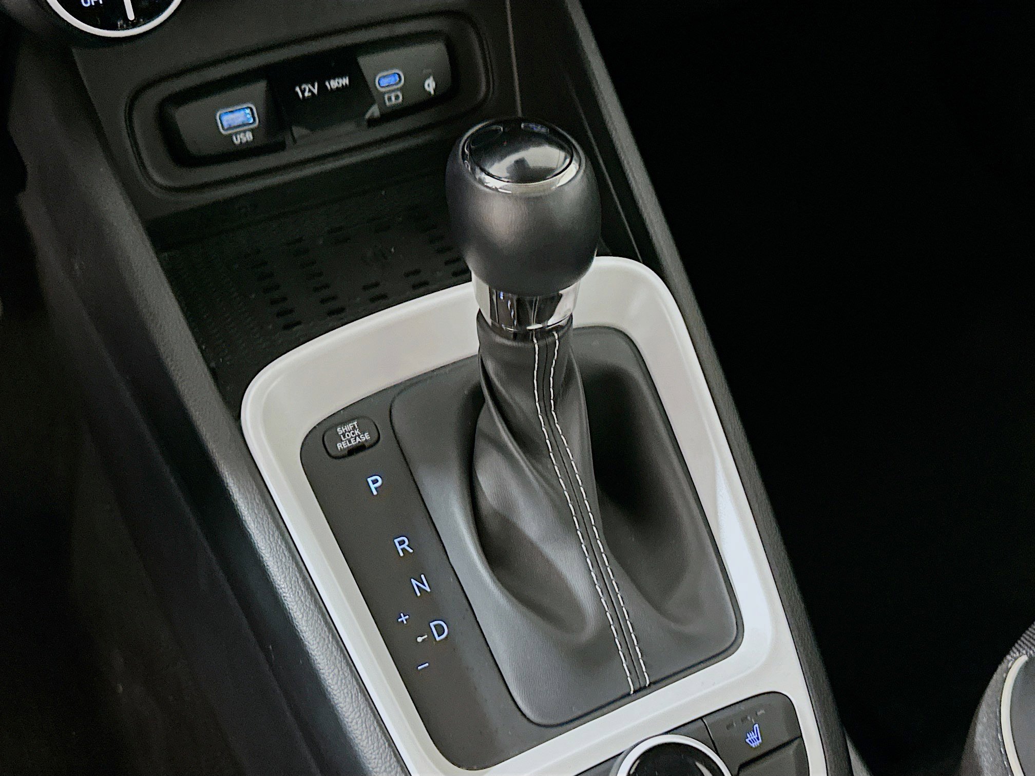 Used 2025 Hyundai Venue Limited image 25