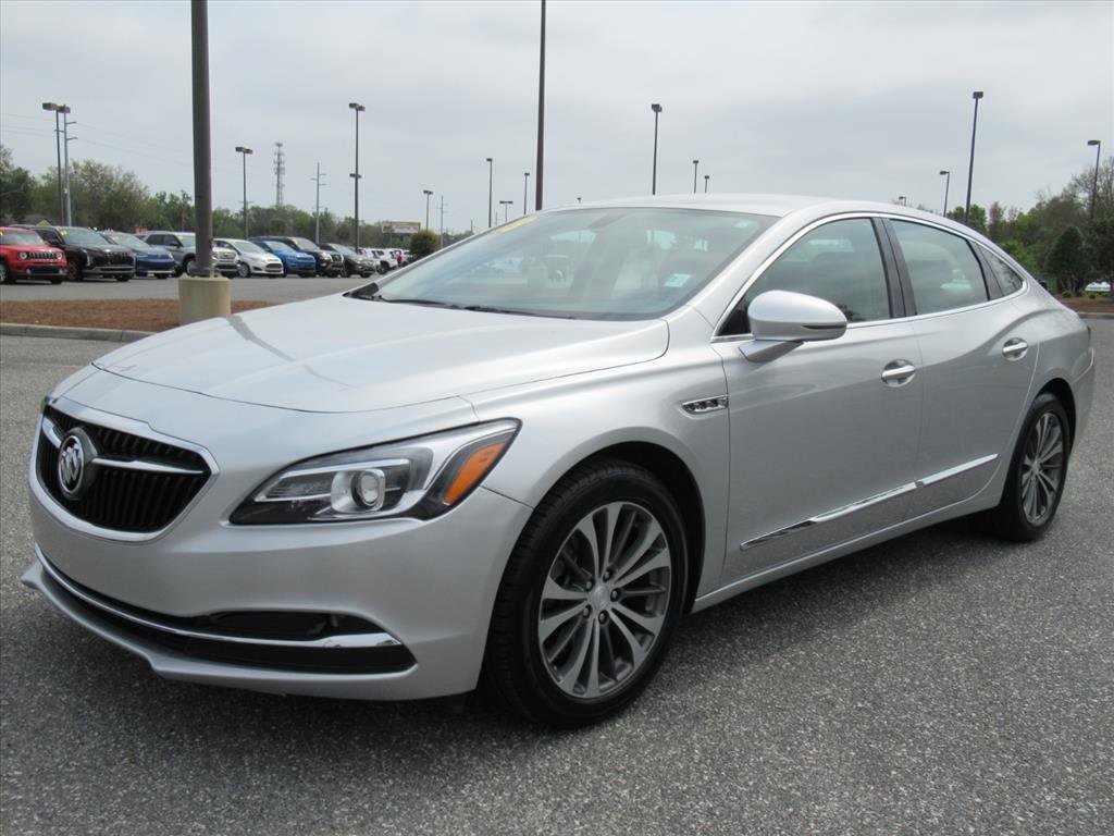 Used 2018 Buick LaCrosse Essence image 3