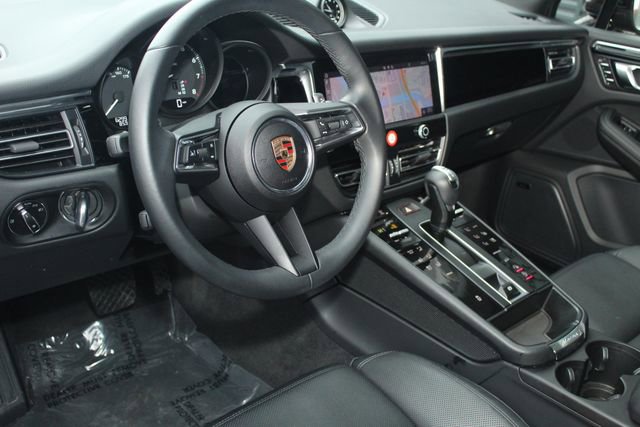Certified 2025 Porsche Macan image 4