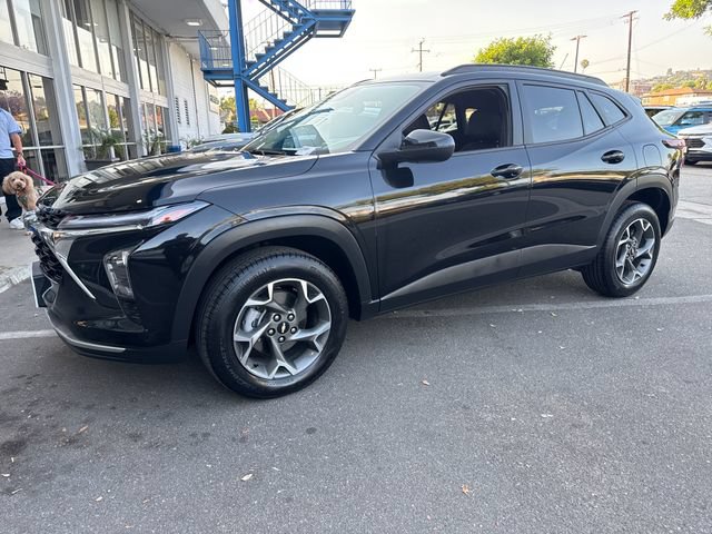 Certified 2025 Chevrolet Trax LT w/ Driver Confidence Package FWD image 1