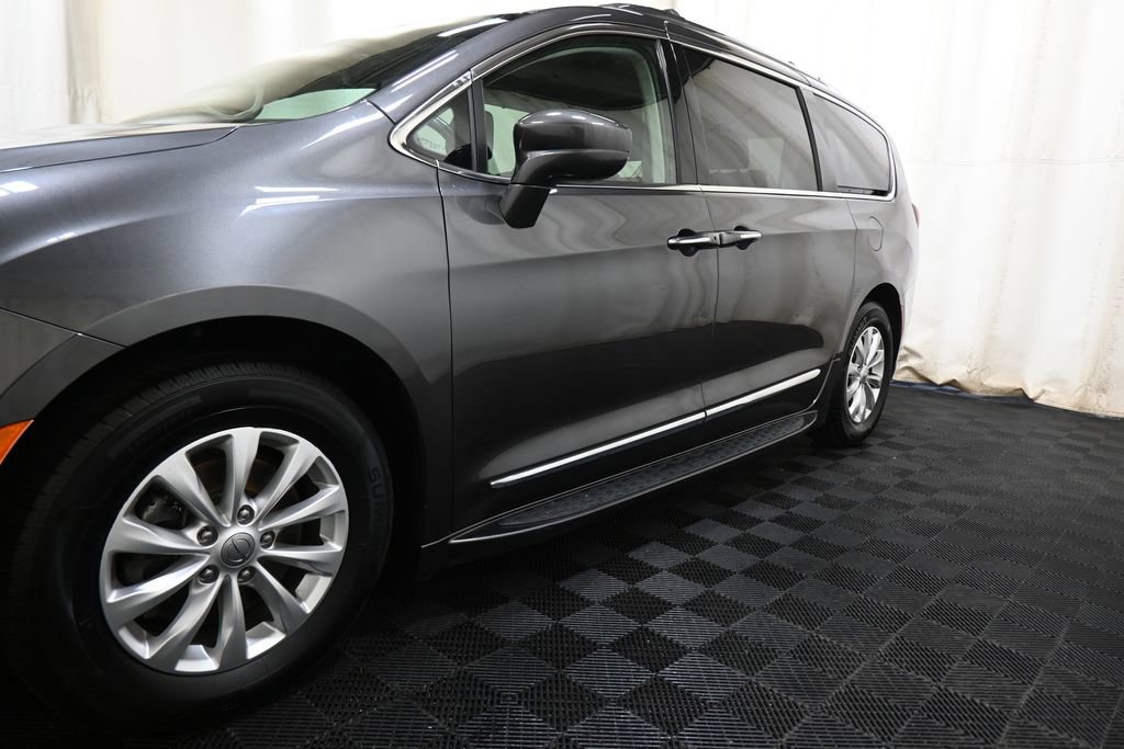 Used 2018 Chrysler Pacifica Touring-L Plus image 9