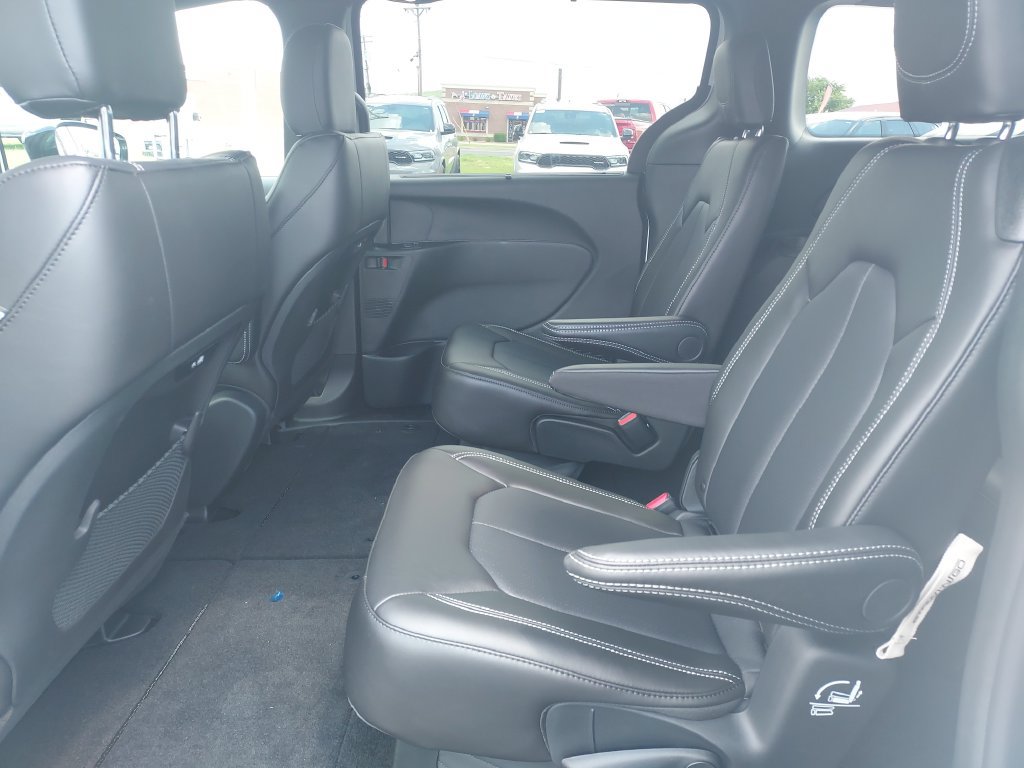 New 2027 Chrysler Pacifica Select w/ S Appearance Package FWD image 14