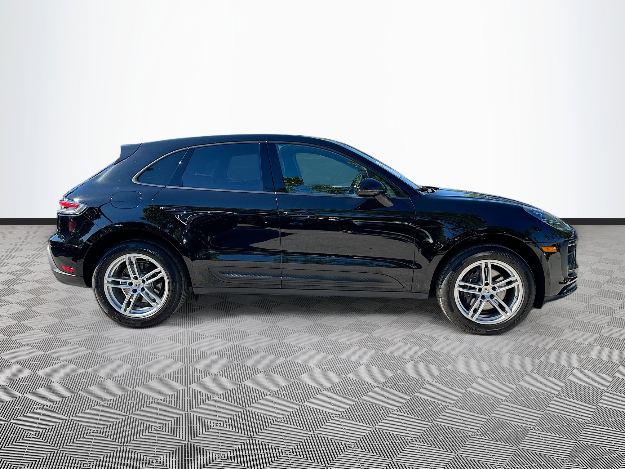 Used 2024 Porsche Macan image 8