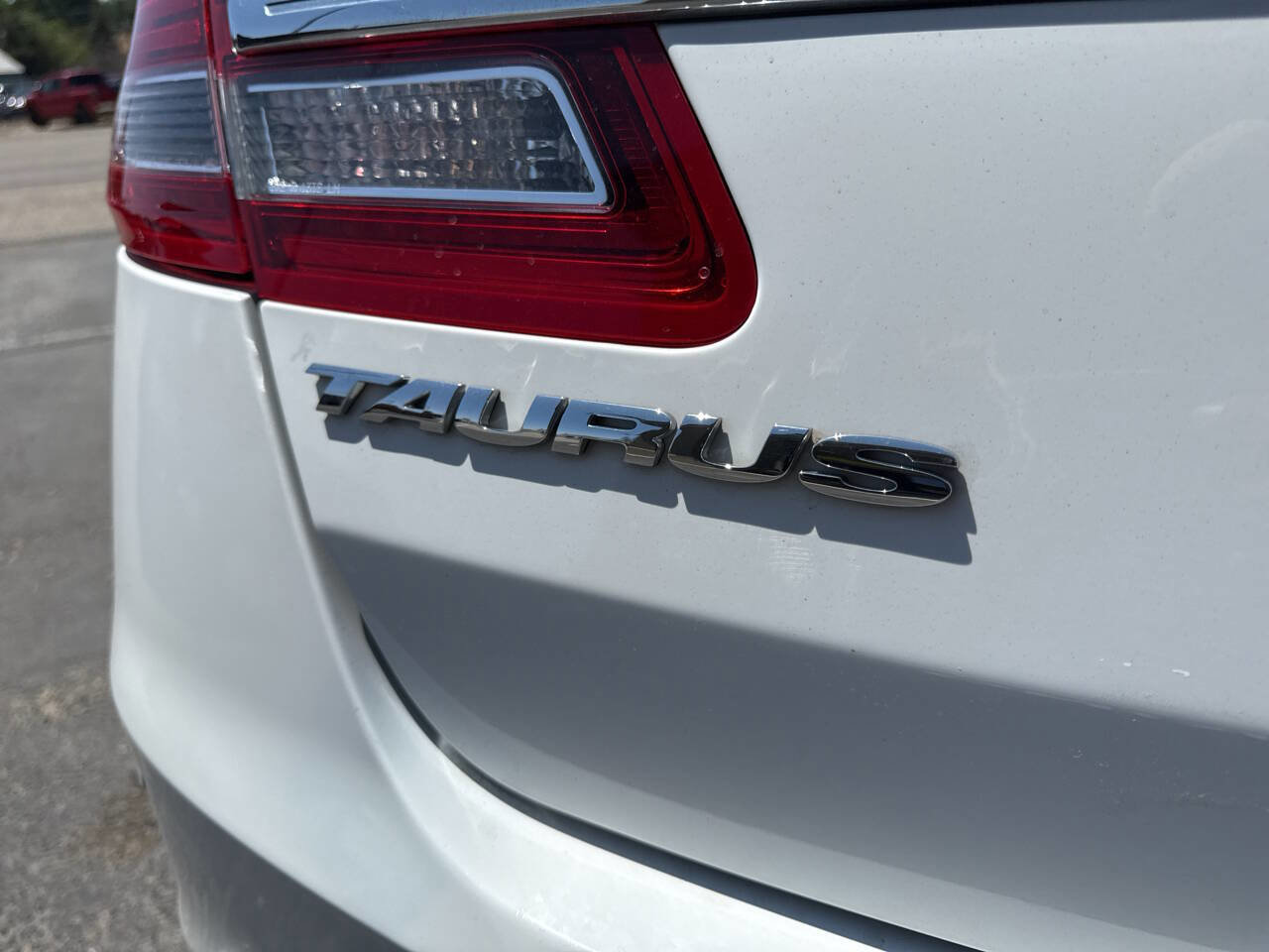 Used 2017 Ford Taurus SEL image 27
