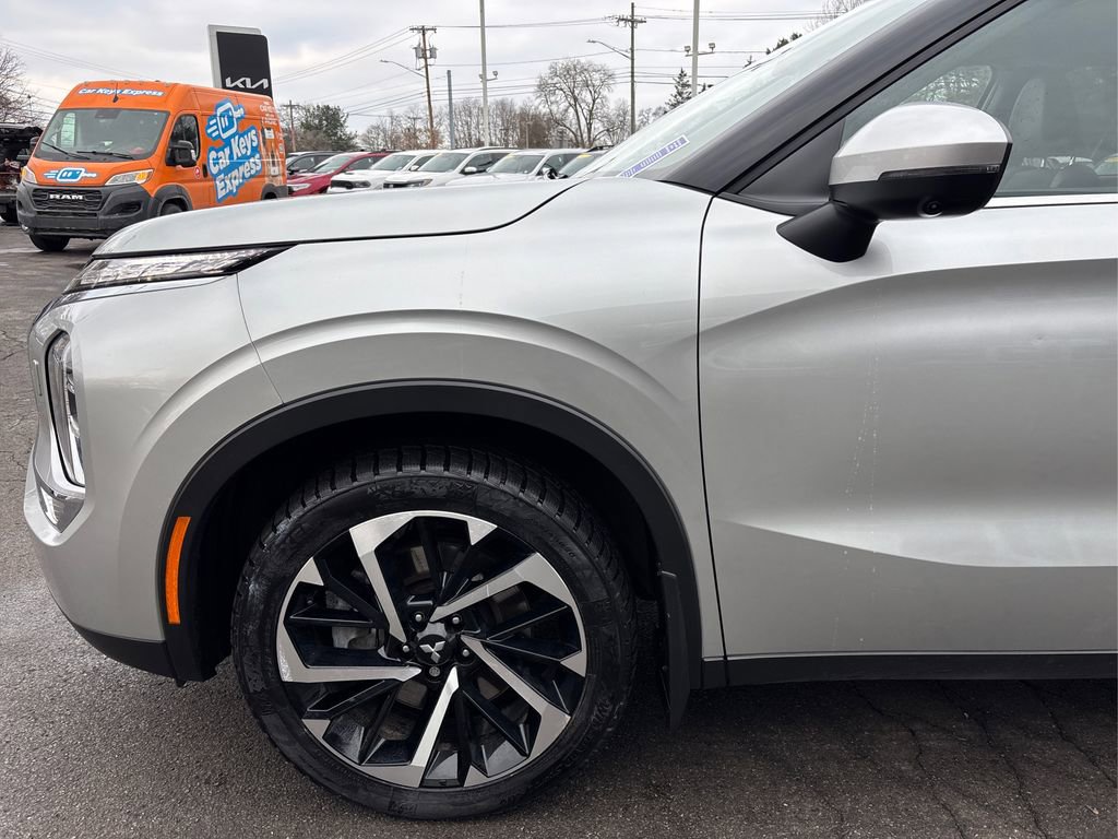 Used 2024 Mitsubishi Outlander SE image 12