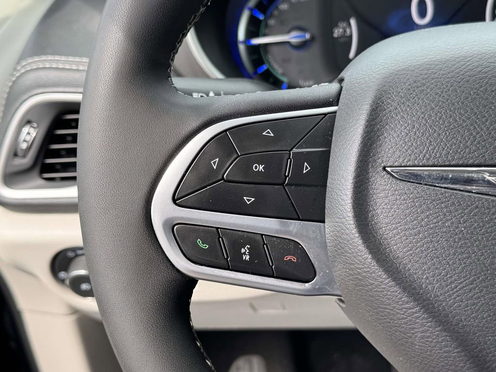Used 2022 Chrysler Pacifica Touring-L FWD image 23