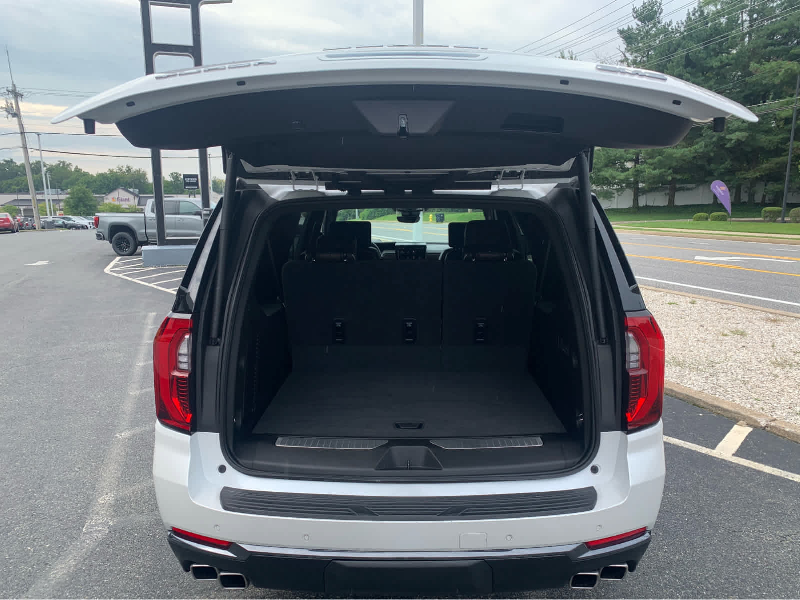 Used 2025 GMC Yukon XL Denali Ultimate AWD/4WD image 5