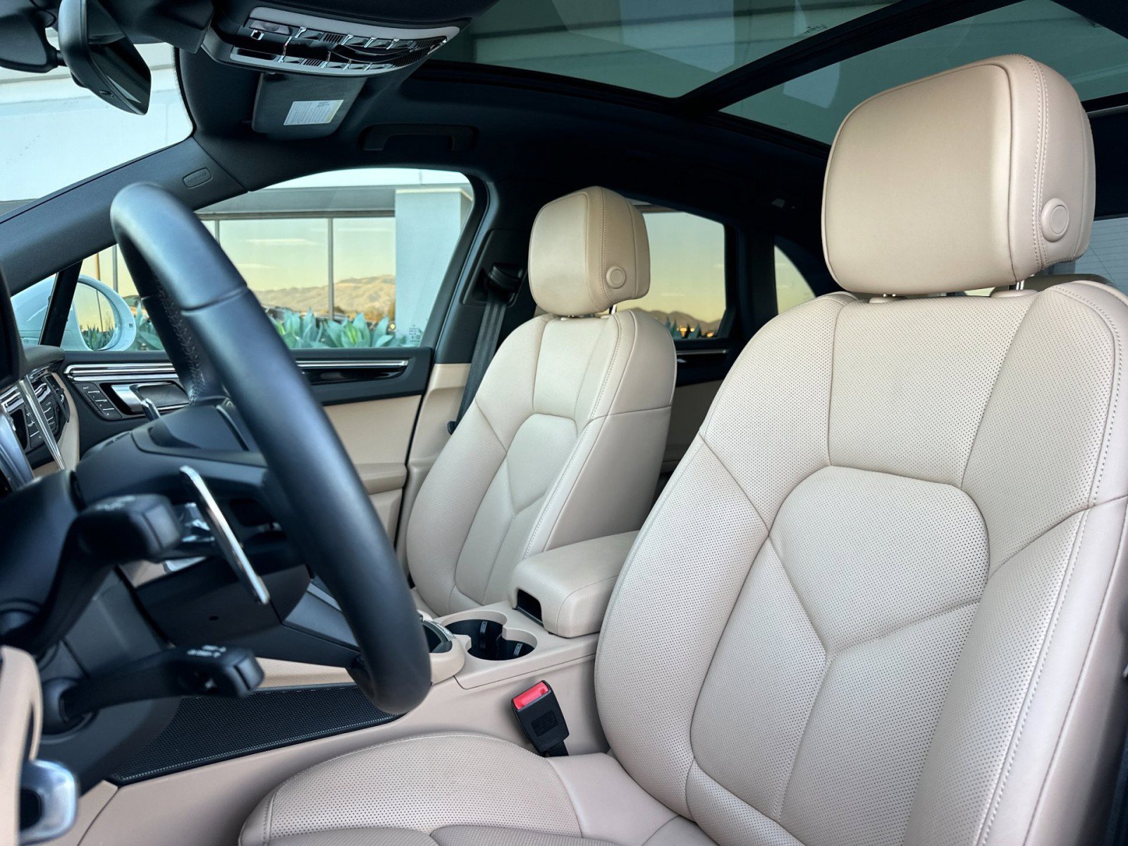 Used 2025 Porsche Macan image 5