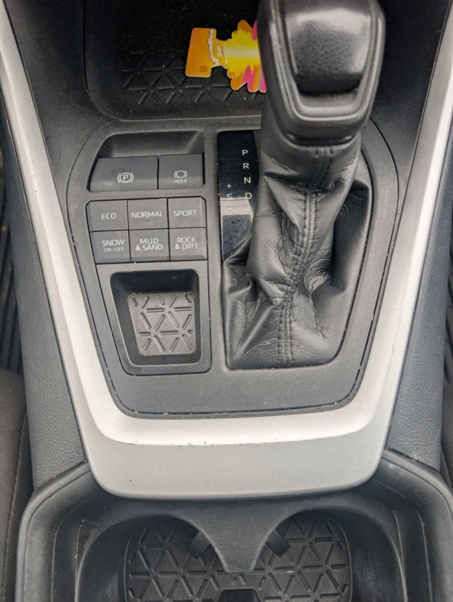 Used 2021 Toyota RAV4 LE image 6