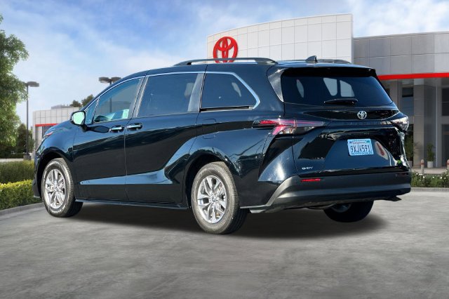Certified 2026 Toyota Sienna XLE FWD image 7