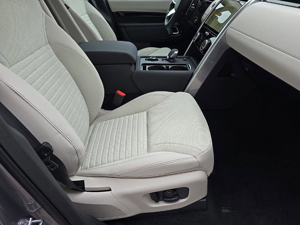 Certified 2025 Land Rover Discovery S AWD/4WD image 7