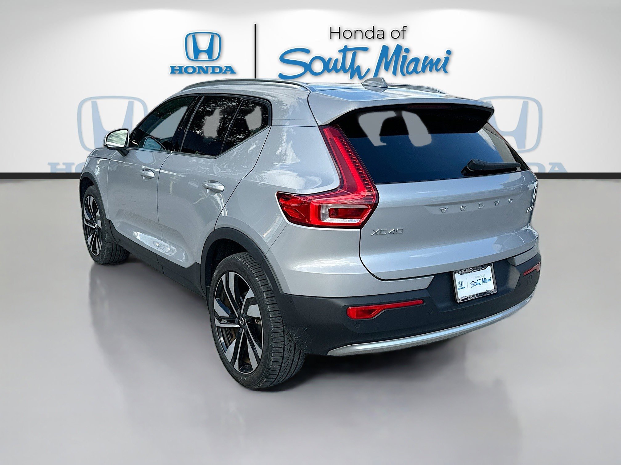 Used 2023 Volvo XC40 B5 Ultimate w/ Protection Package Premier image 5