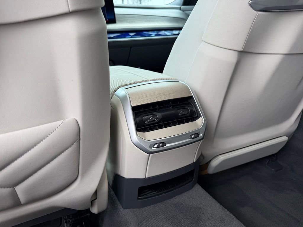 Used 2023 BMW 760i xDrive image 22