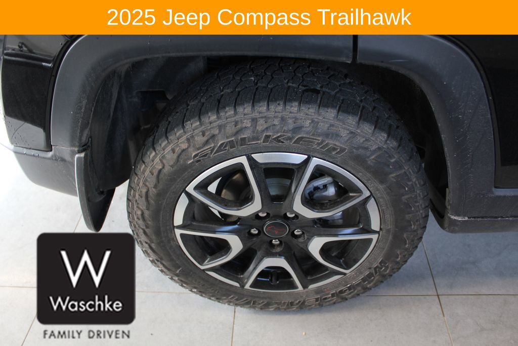 Used 2025 Jeep Compass Trailhawk w/ Trailhawk Convenience Group AWD/4WD image 13