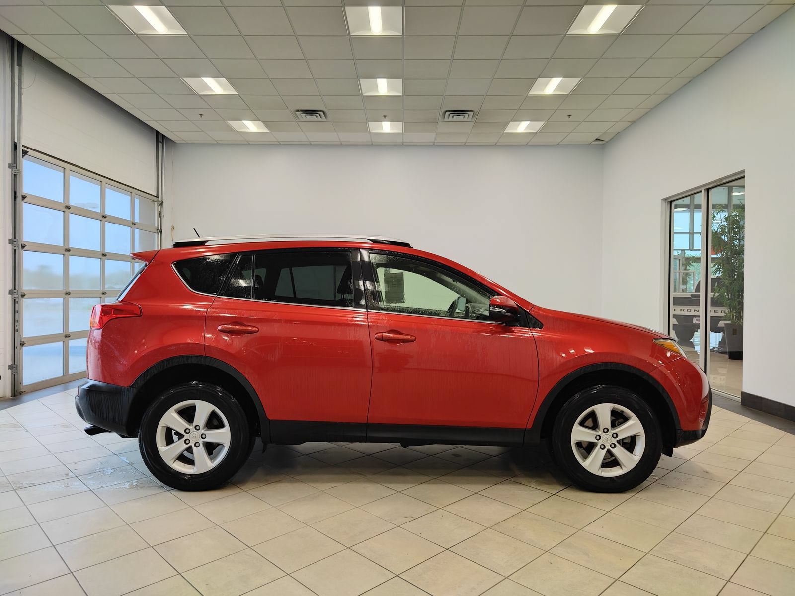 Used 2014 Toyota RAV4 XLE AWD/4WD image 2
