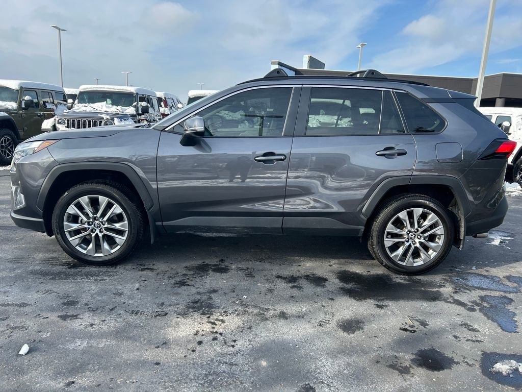 Used 2022 Toyota RAV4 XLE Premium image 4