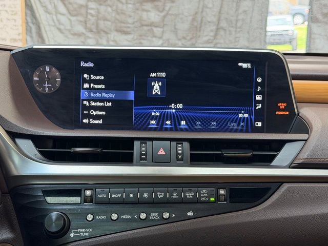Used 2019 Lexus ES 300h w/ Luxury Package image 14