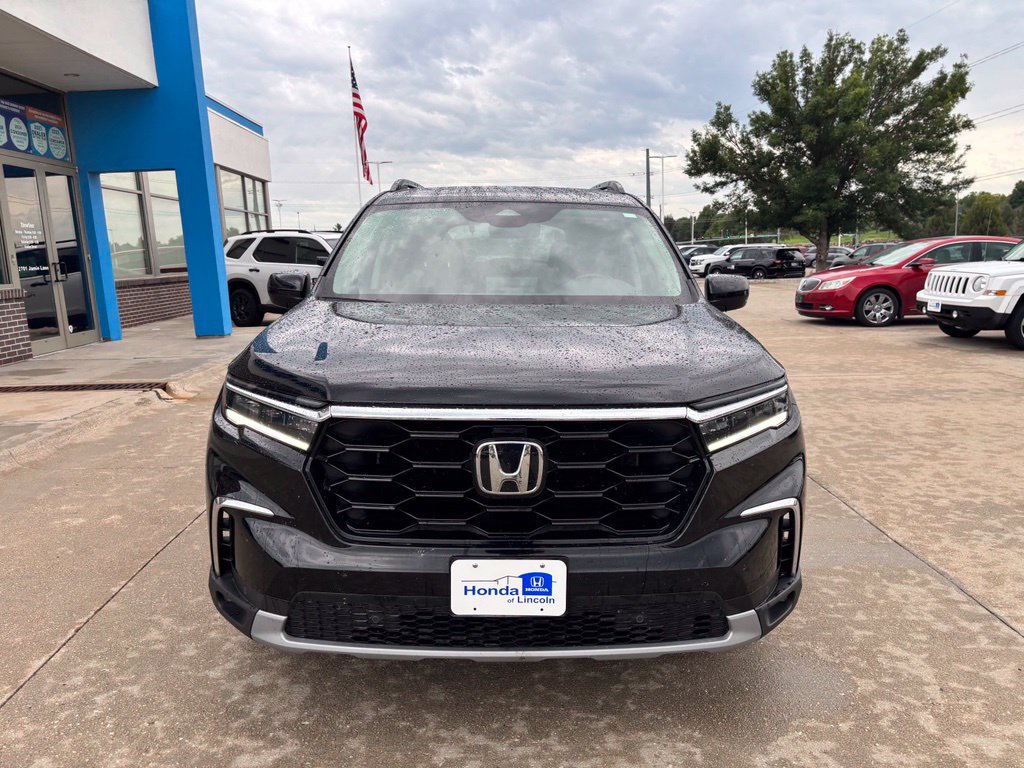Certified 2025 Honda Pilot Touring image 2