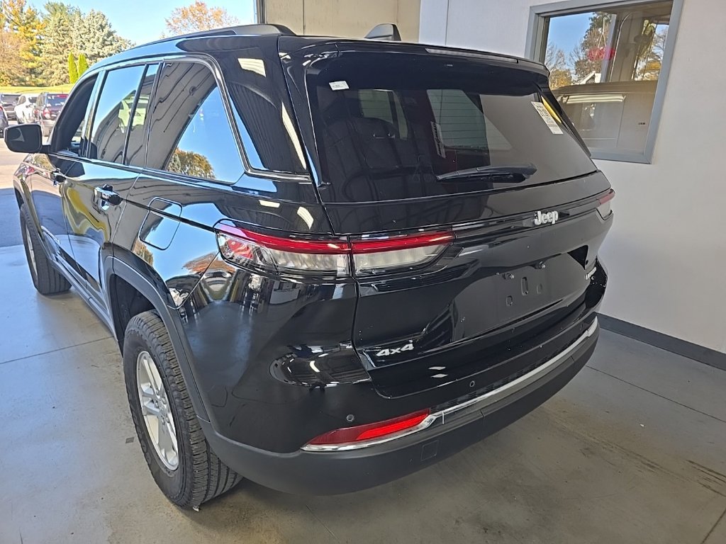 Used 2024 Jeep Grand Cherokee Laredo w/ Luxury Tech Group I AWD/4WD image 3