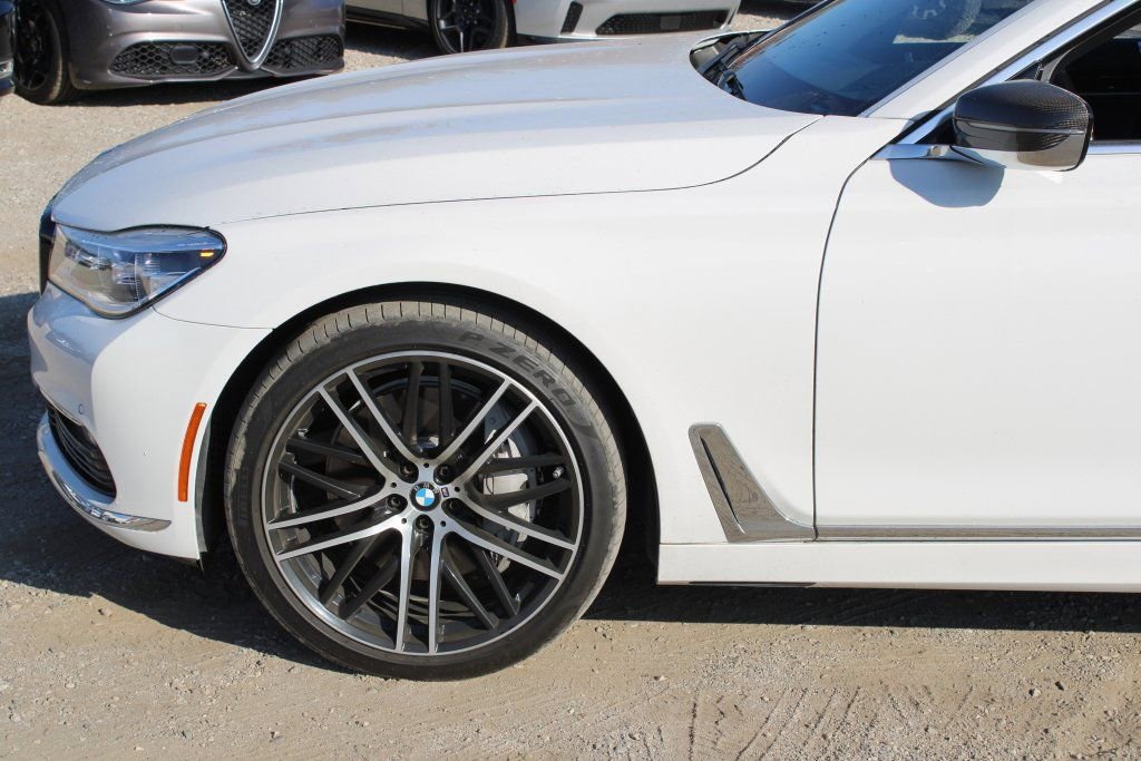 Used 2018 BMW 750i image 7