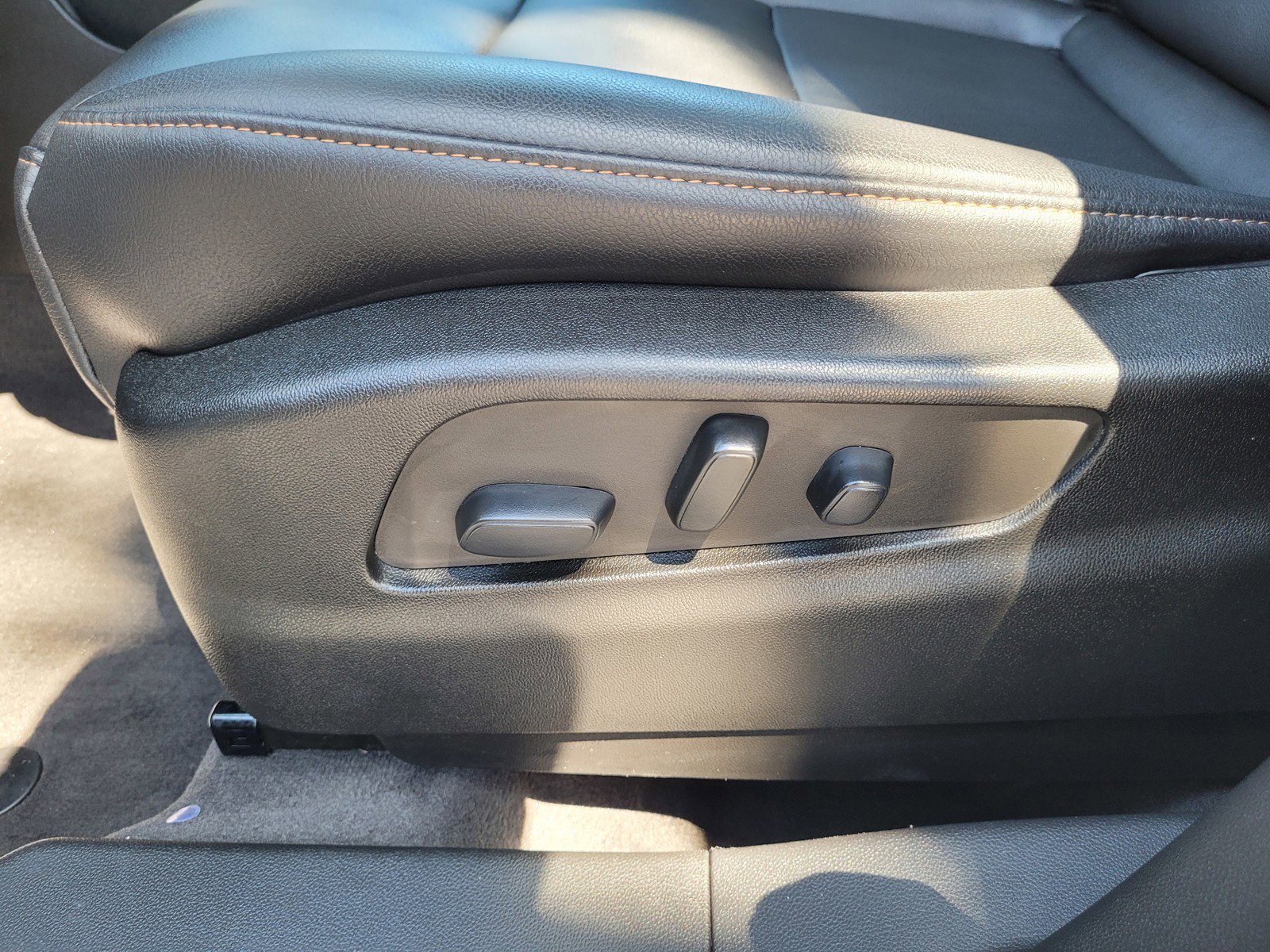 Certified 2022 Cadillac XT4 Sport w/ LPO, ONYX Package image 11