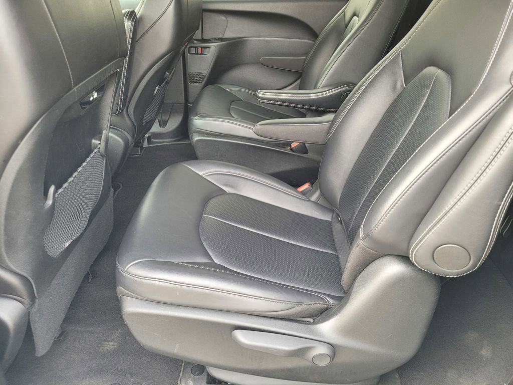 Used 2024 Chrysler Pacifica Select image 10