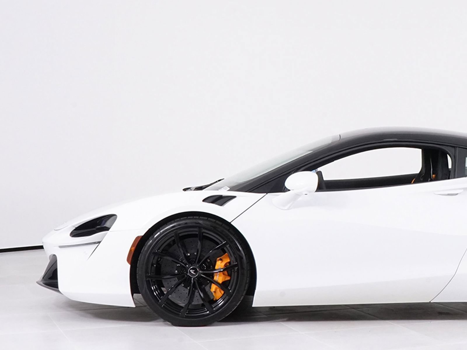 Used 2023 McLaren Artura RWD image 14