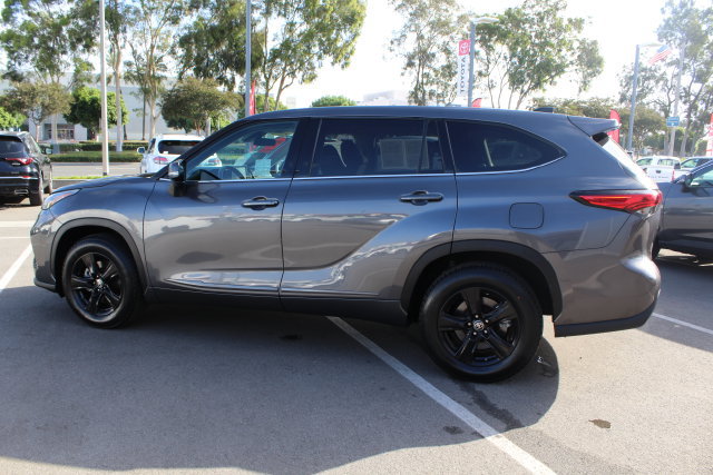 Used 2022 Toyota Highlander LE FWD image 8
