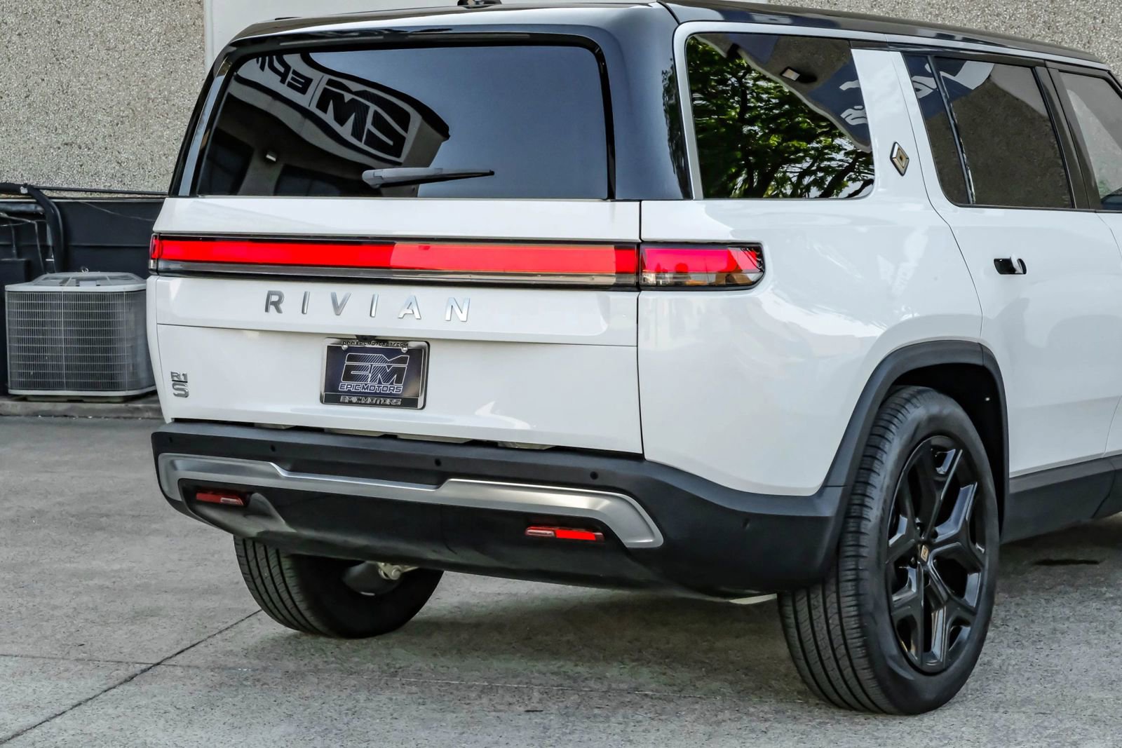 Used 2024 Rivian R1S Adventure image 13