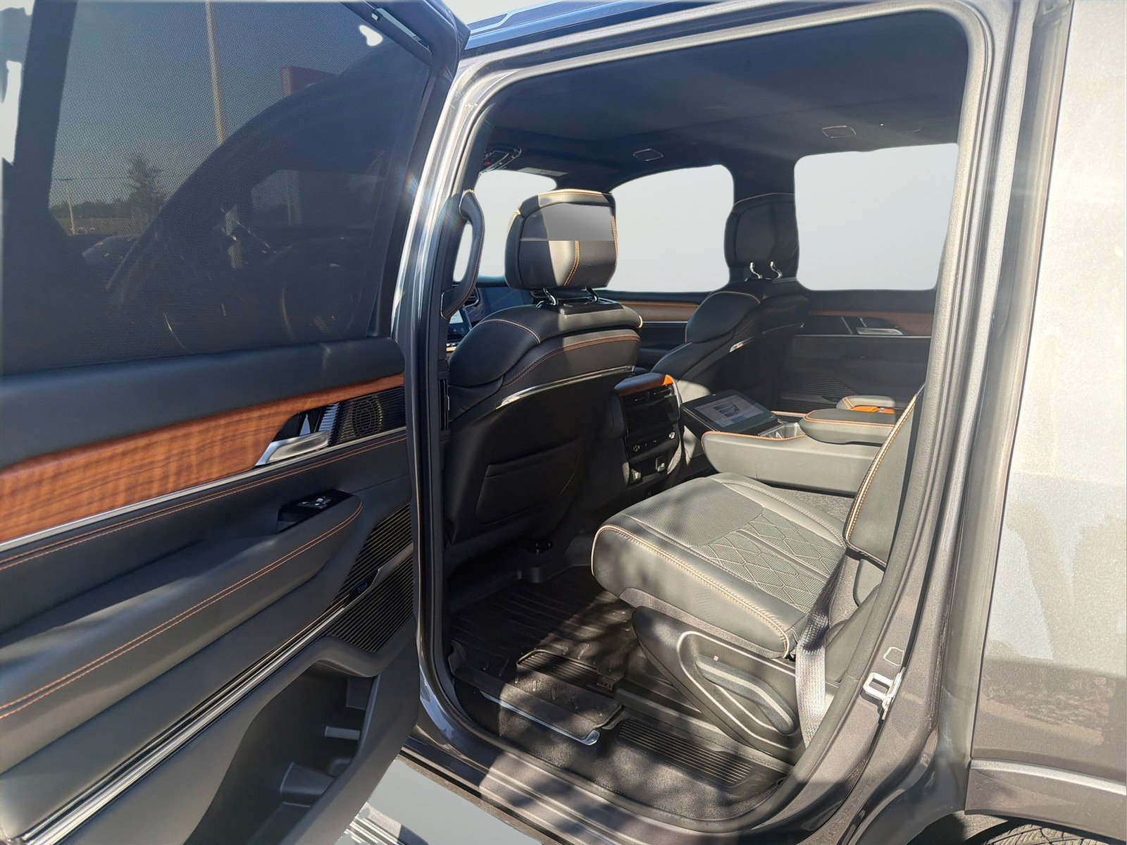 Used 2024 Jeep Grand Wagoneer Series III AWD/4WD image 19
