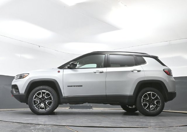 Used 2025 Jeep Compass Trailhawk AWD/4WD image 55