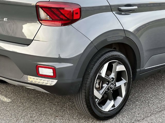 Used 2025 Hyundai Venue Limited FWD image 14