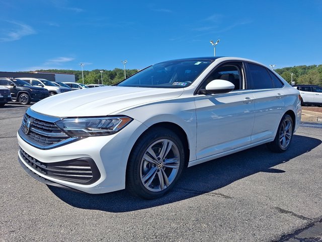 Used 2023 Volkswagen Jetta SE w/ Panoramic Sunroof Package FWD image 3