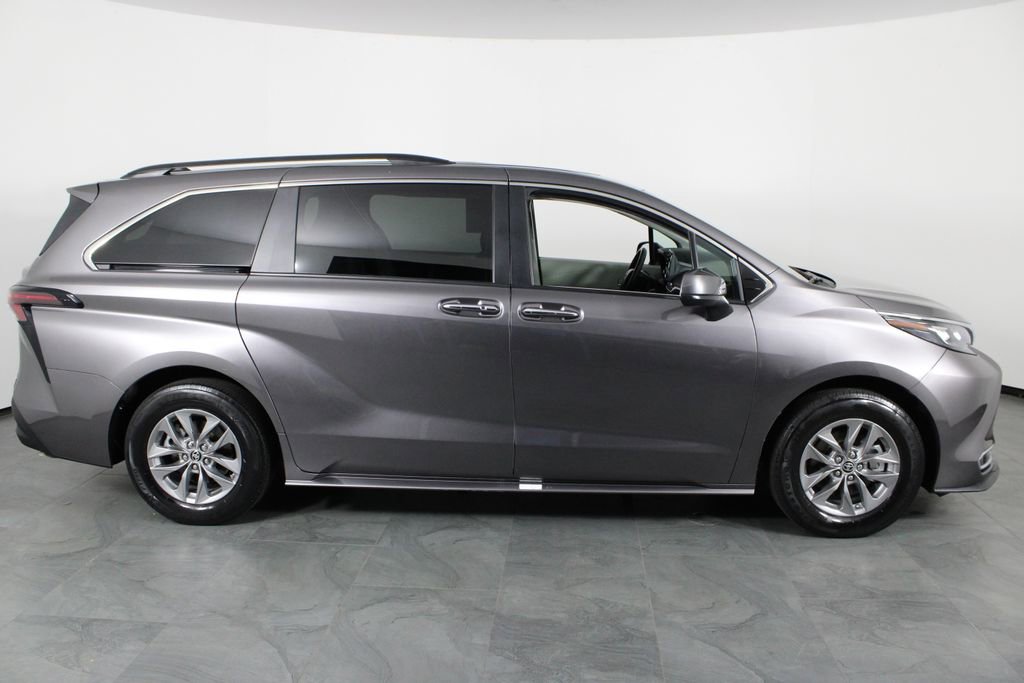 Used 2024 Toyota Sienna XLE image 16