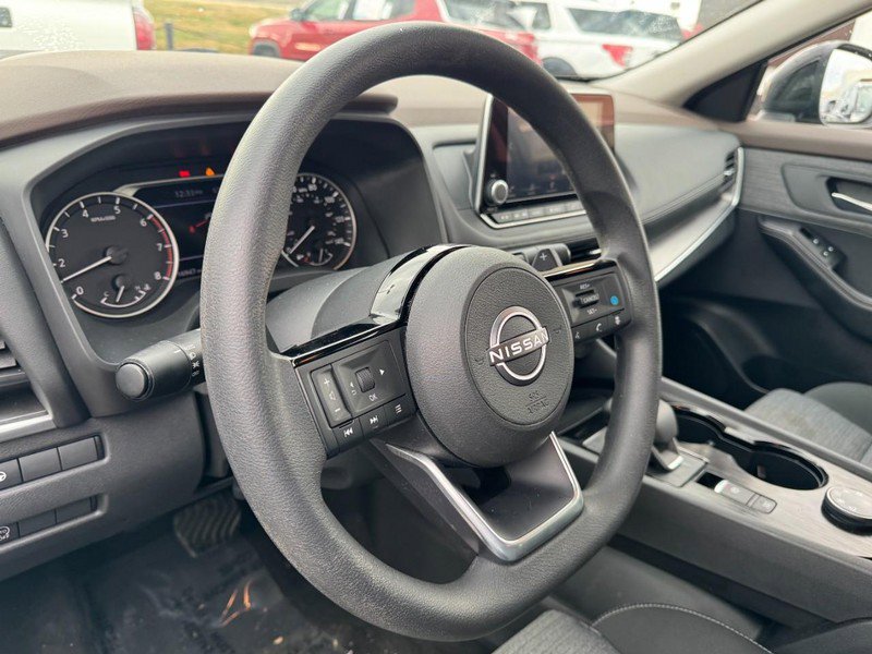 Used 2023 Nissan Rogue SV image 15