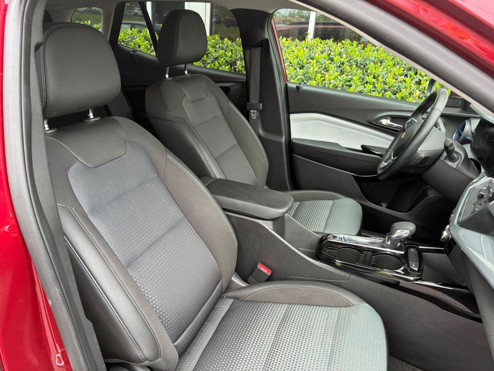 Used 2025 Chevrolet Trax LT w/ LT Convenience Package FWD image 35