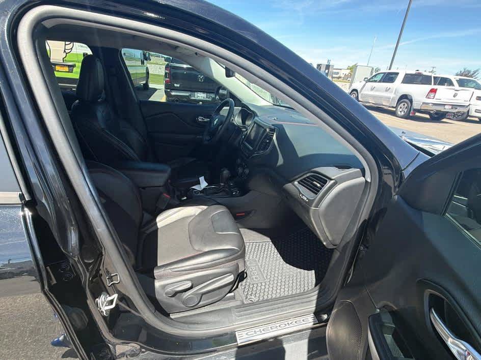 Used 2023 Jeep Cherokee Trailhawk w/ Trailer Tow Group AWD/4WD image 30