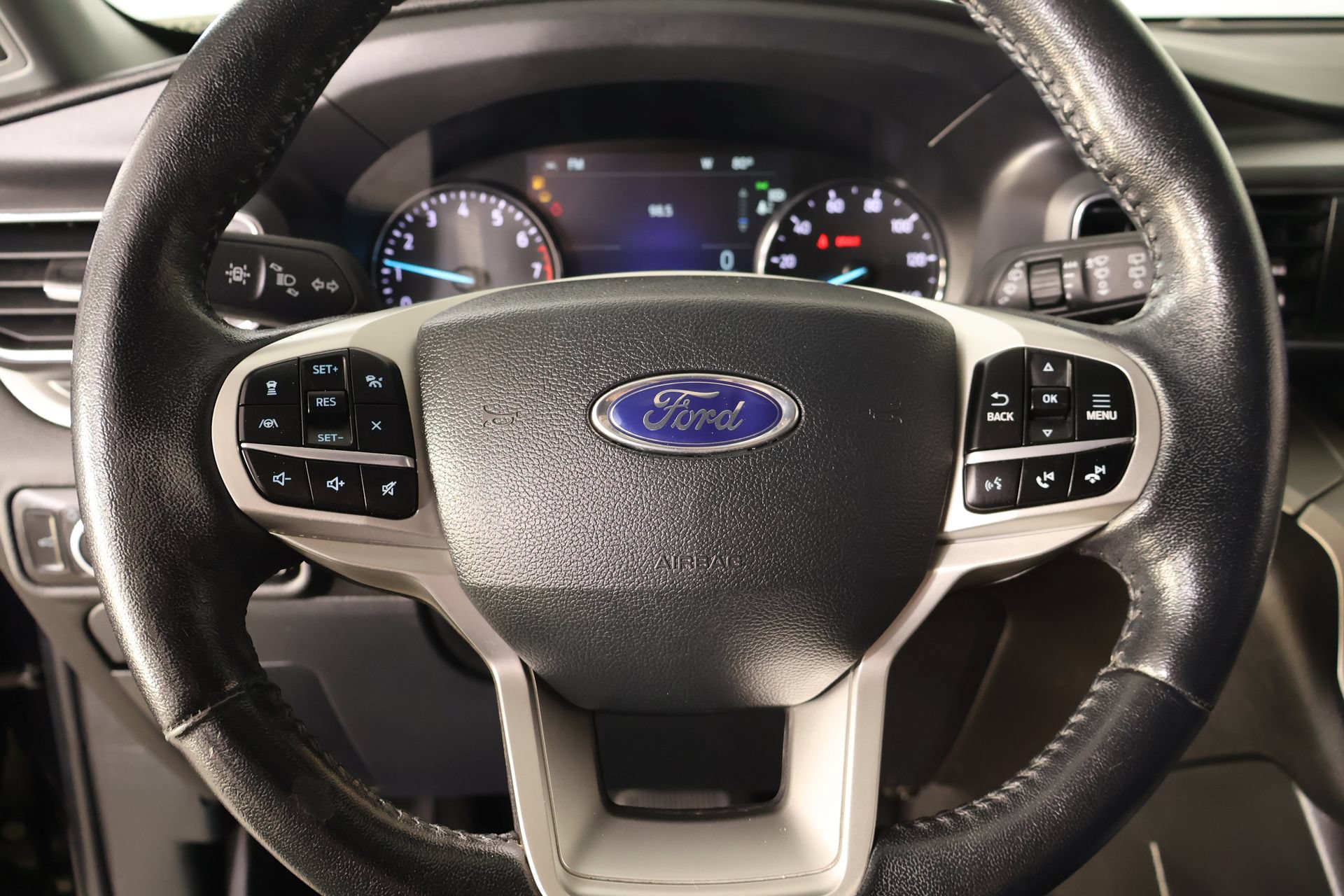 Used 2023 Ford Explorer XLT w/ Equipment Group 202A RWD image 3