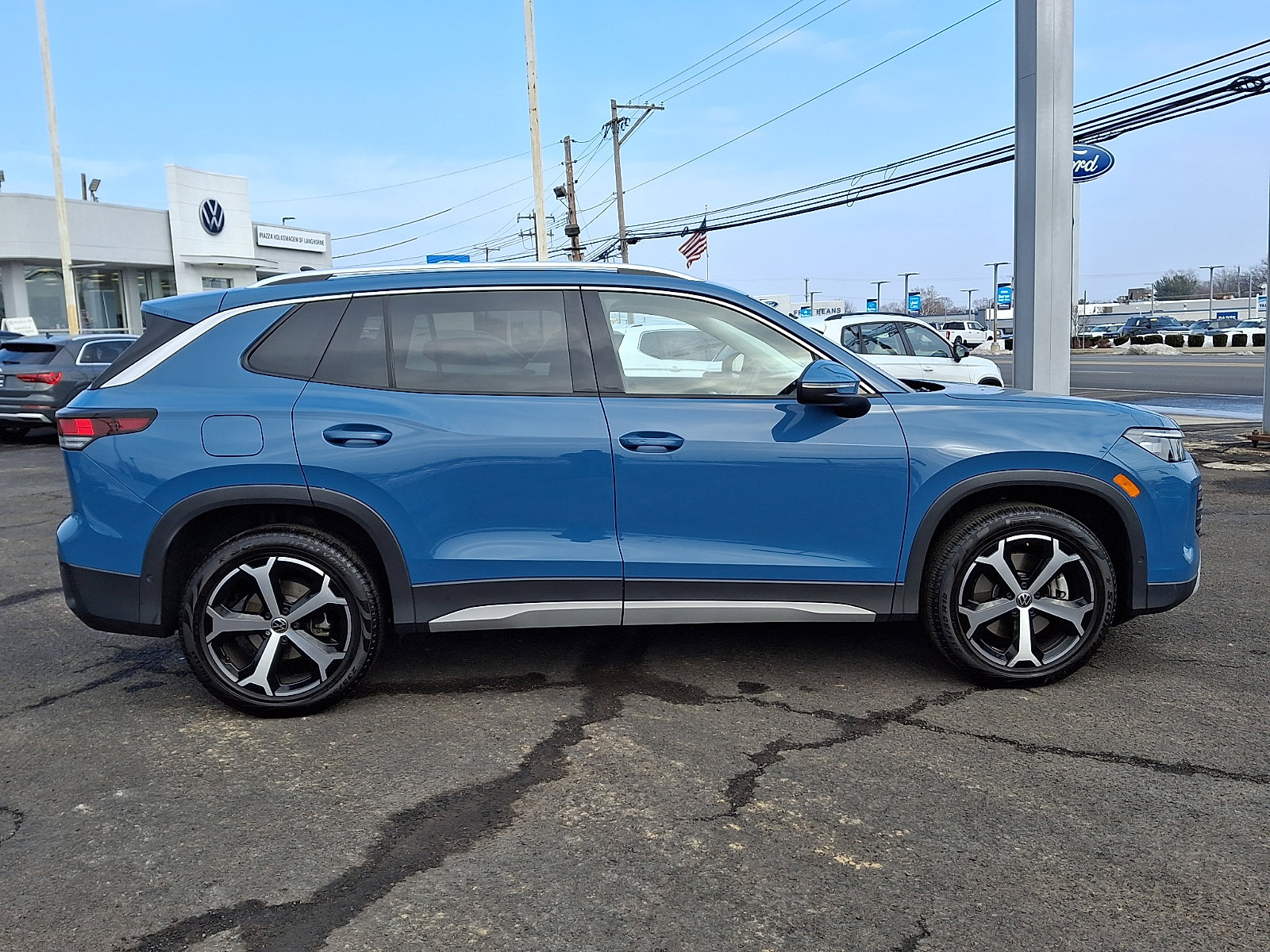 Used 2025 Volkswagen Tiguan SE AWD/4WD image 8