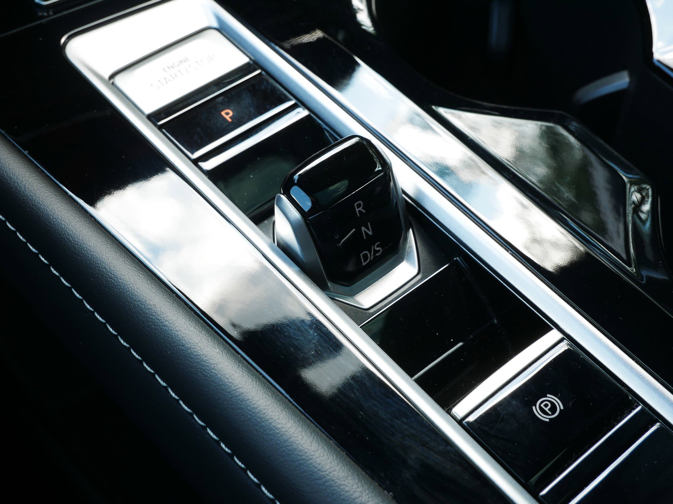 Certified 2024 Volkswagen Atlas Cross Sport SEL R-Line image 21