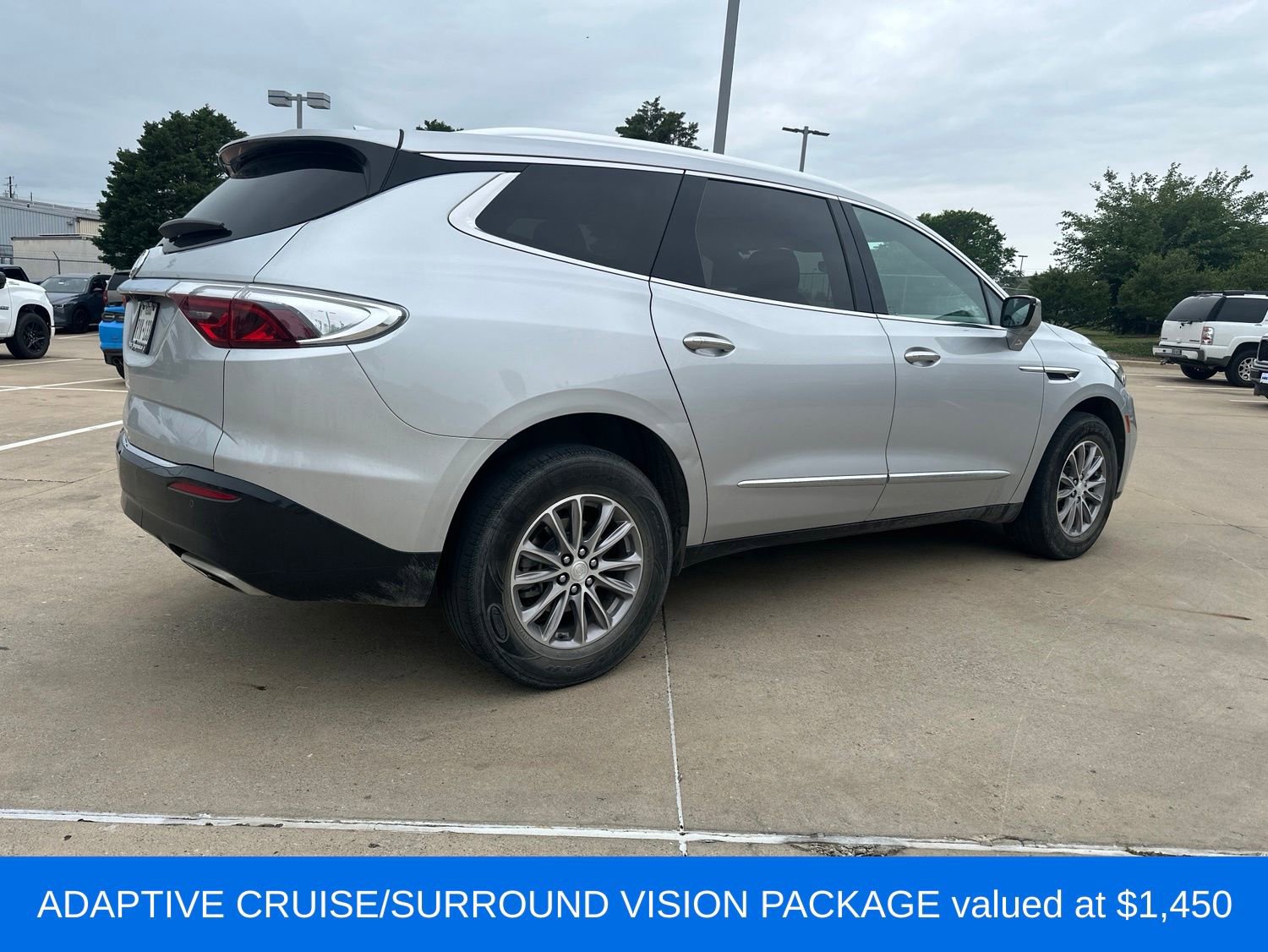 Used 2022 Buick Enclave Essence FWD image 3