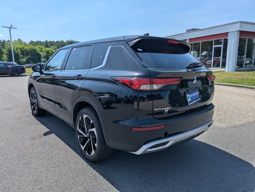Used 2024 Mitsubishi Outlander SE AWD/4WD image 3