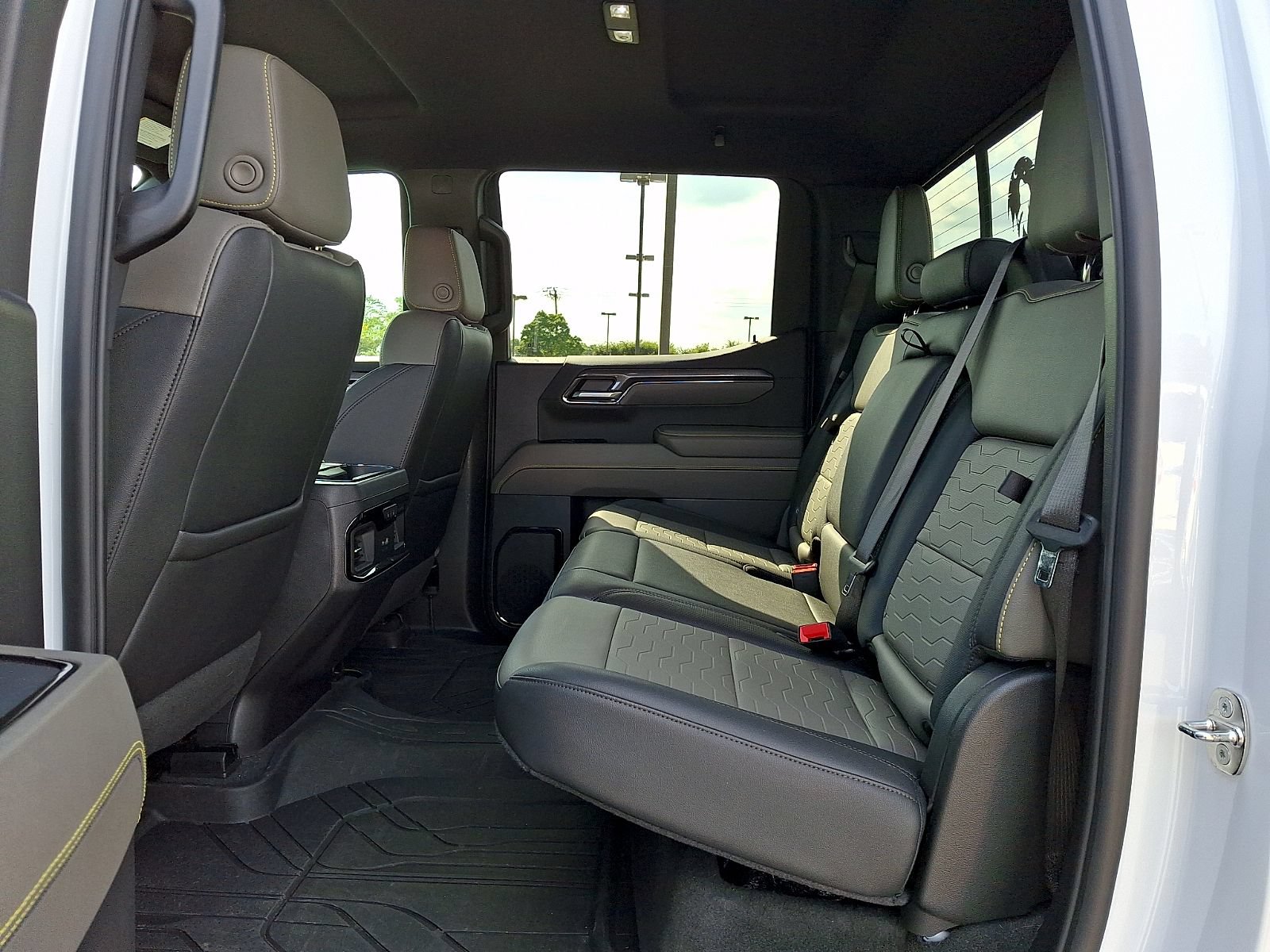 Used 2024 Chevrolet Silverado 1500 ZR2 w/ Technology Package AWD/4WD image 10