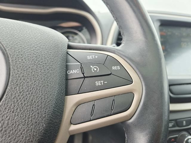 Used 2017 Jeep Cherokee Latitude w/ Comfort/Convenience Group FWD image 14